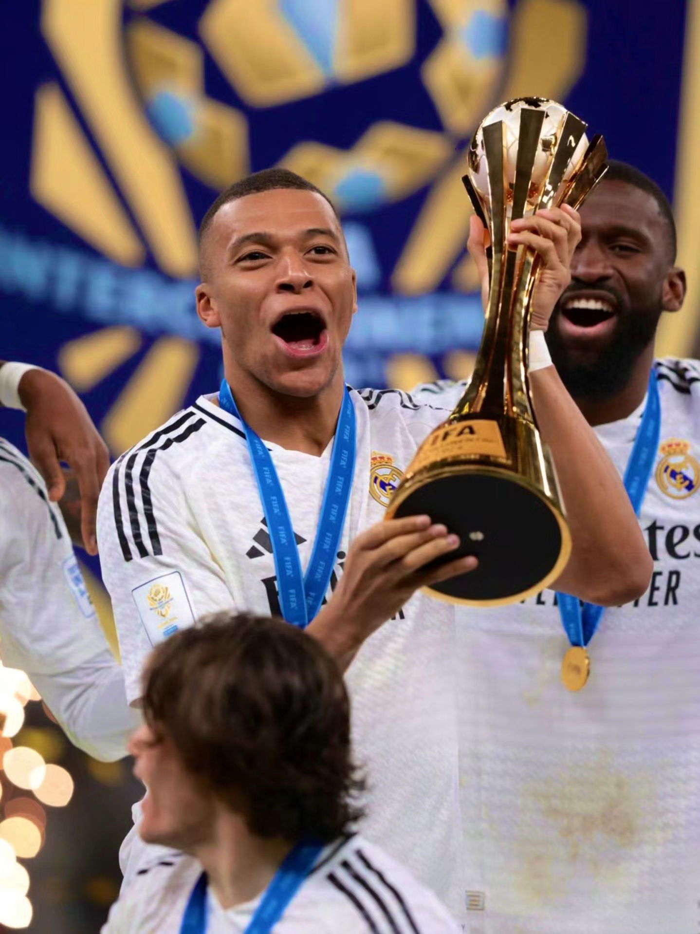 成功捧起马 成功捧起马